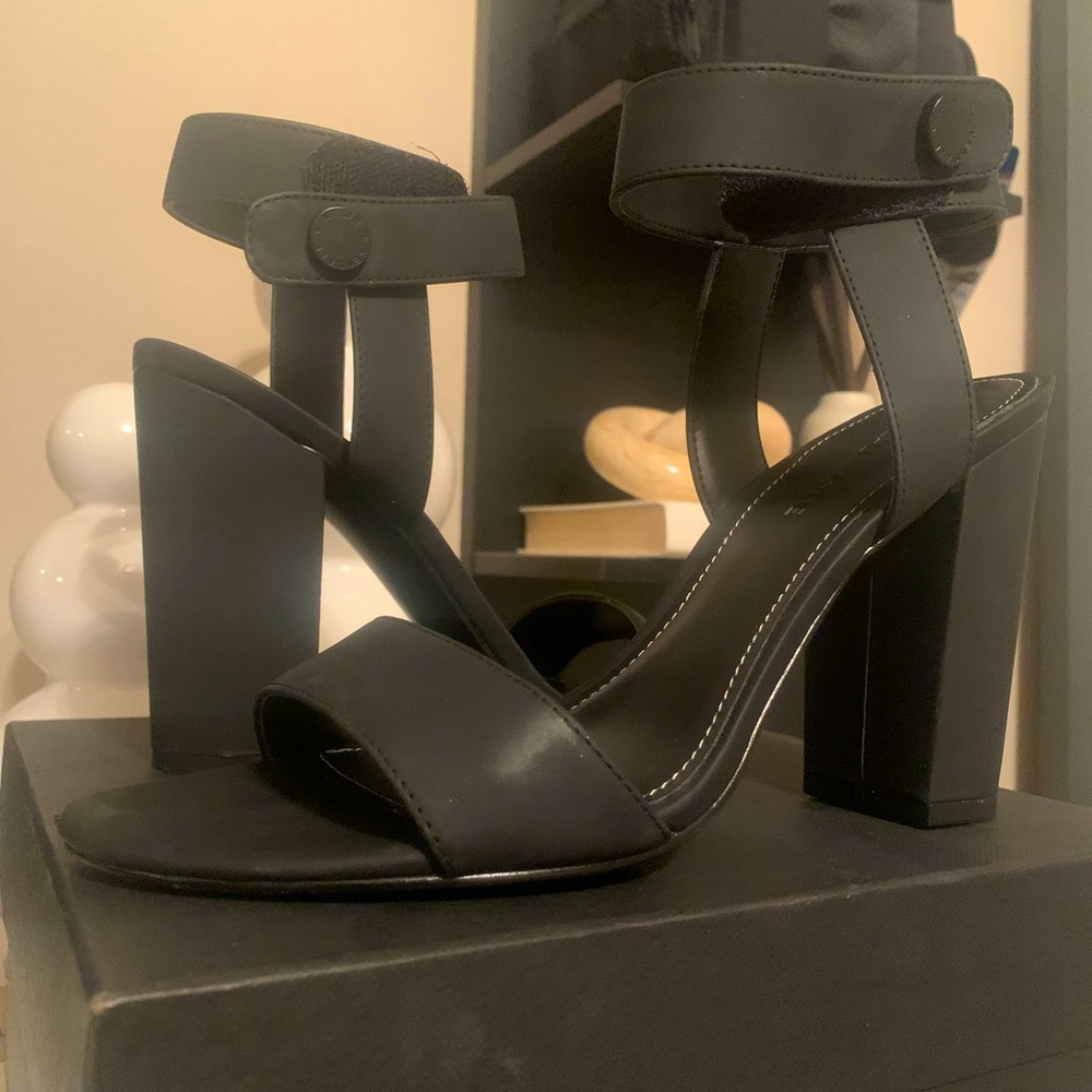 Kendall and Kylie all black sandal